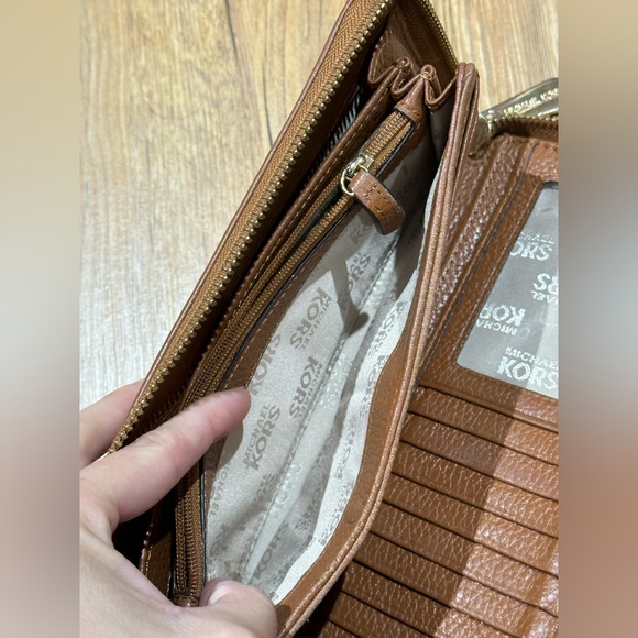 MICHAEL MICHAEL KORS
Leather Continental Wristlet - Picture 4 of 4